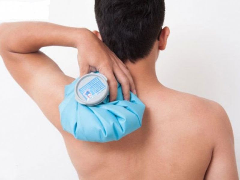 Chườm nóng hoặc lạnh giúp làm giảm cơn đau lưng, nhưng đây chỉ là phương pháp tức thời không chữa khỏi hoàn toàn được